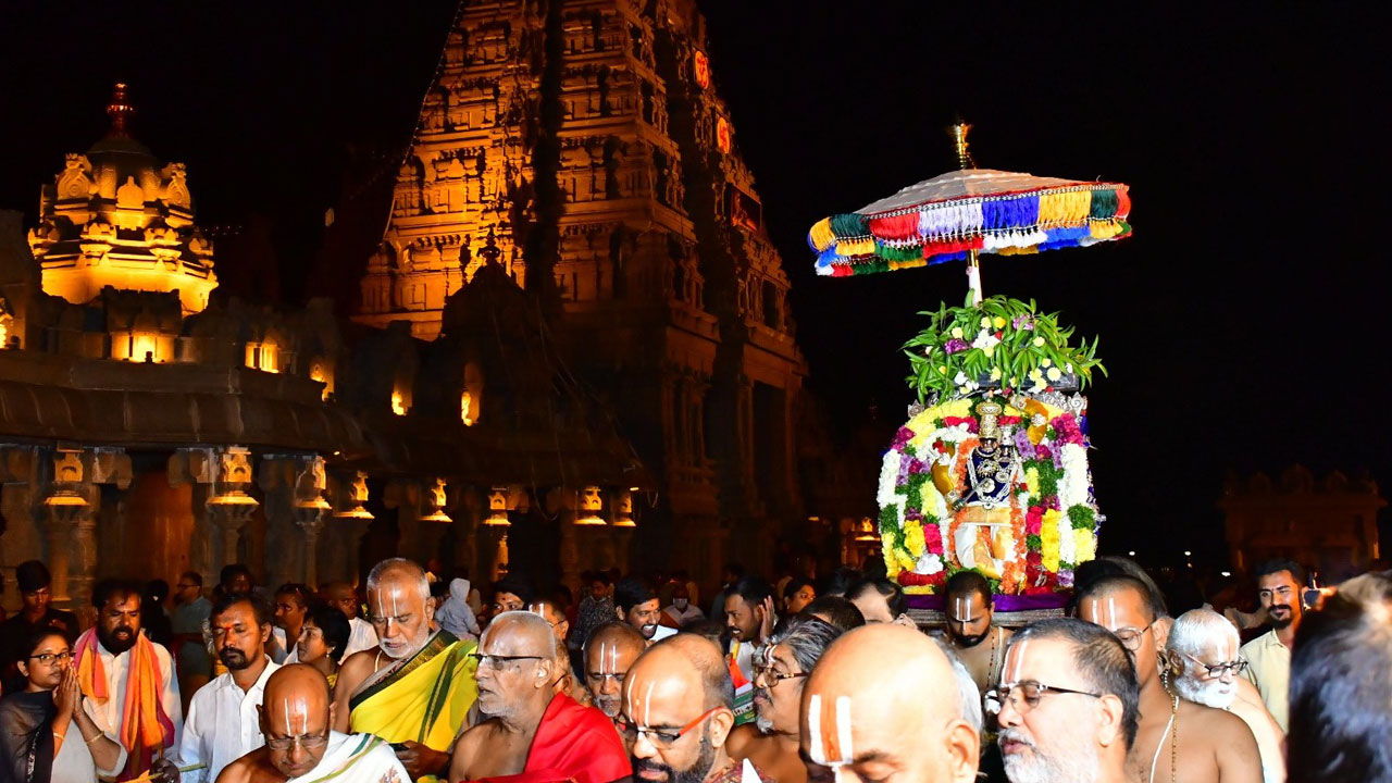 వేణుగోపాలుడిగా.. గోవర్ధనగిరిధారిగా..