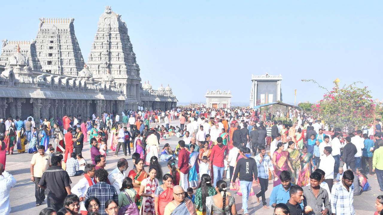 Yadagiri Gutta | యాదగిరి గుట్టకు పోటెత్తిన భక్తులు.. ఒకేరోజు 1.9 కోట్ల ఆదాయం