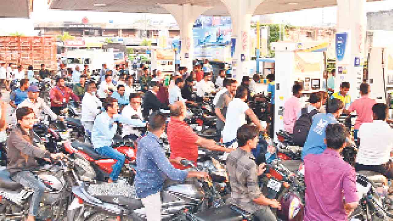 బంకుల్లో బారులు