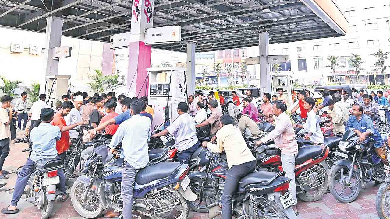 బంకుల్లో బారులు