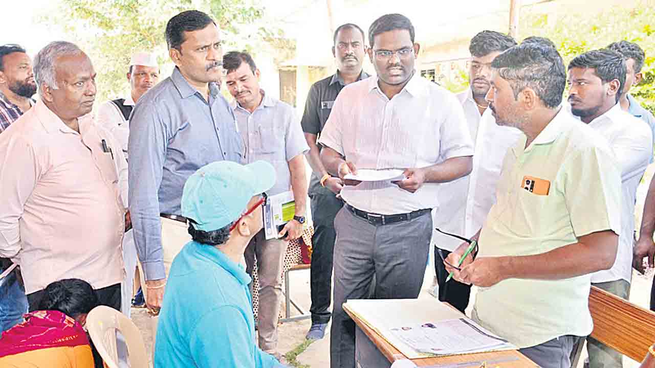 అన్ని రకాల దరఖాస్తులను స్వీకరించాలి