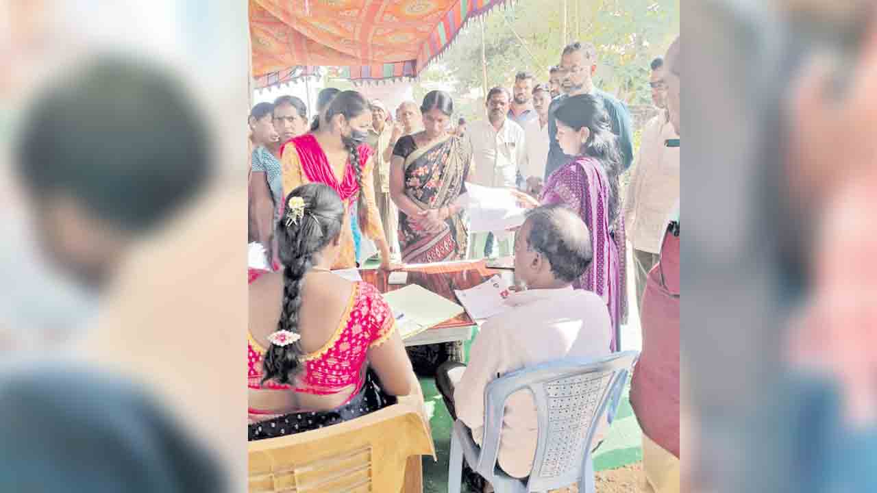 ప్రజాపాలన దరఖాస్తుల వెల్లువ