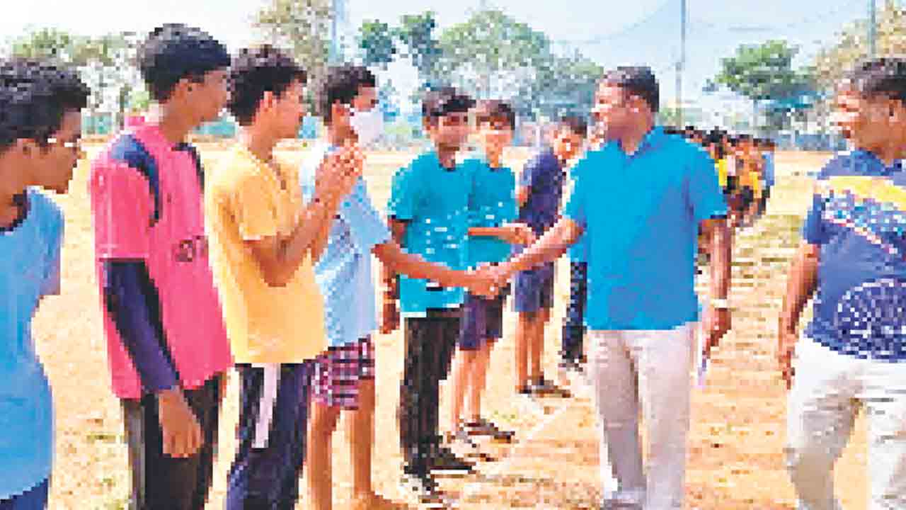 క్రీడల్లో ప్రతిభ చాటాలి