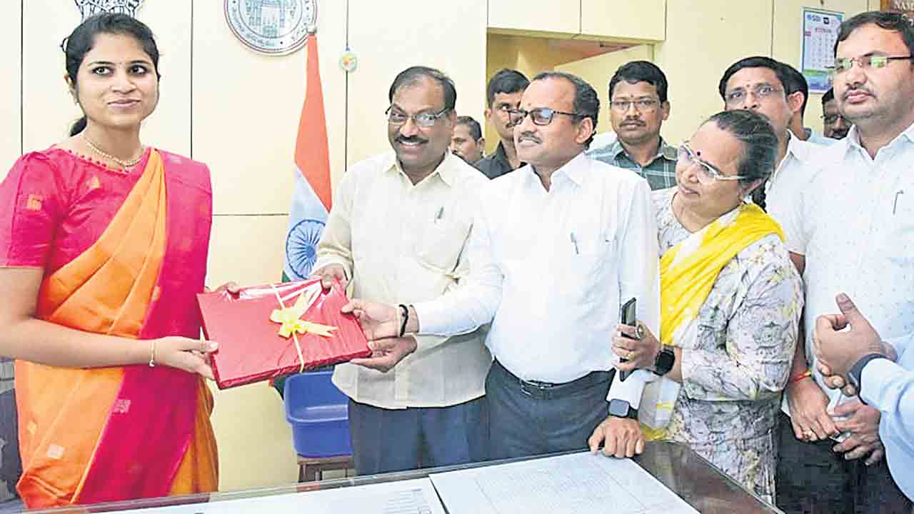 కలెక్టర్‌కు శుభాకాంక్షల వెల్లువ