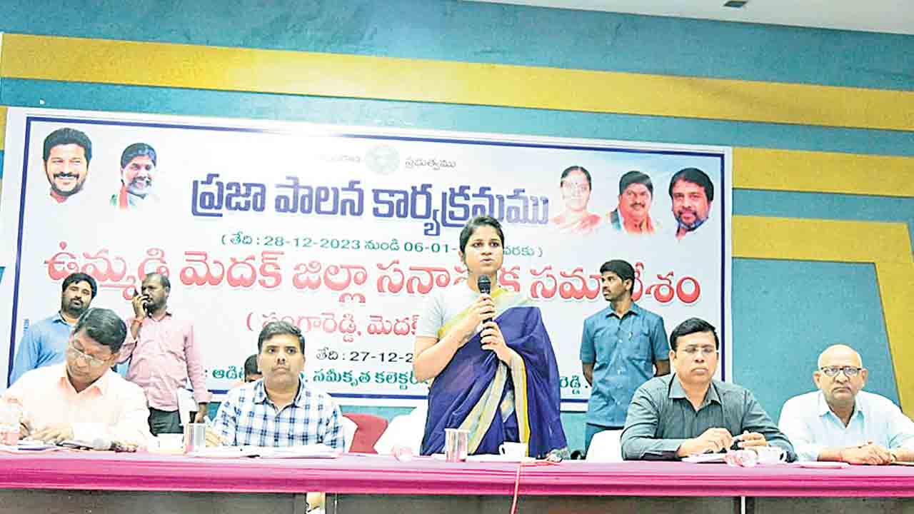 100శాతం డాటా ఎంట్రీ పూర్తిచేయాలి