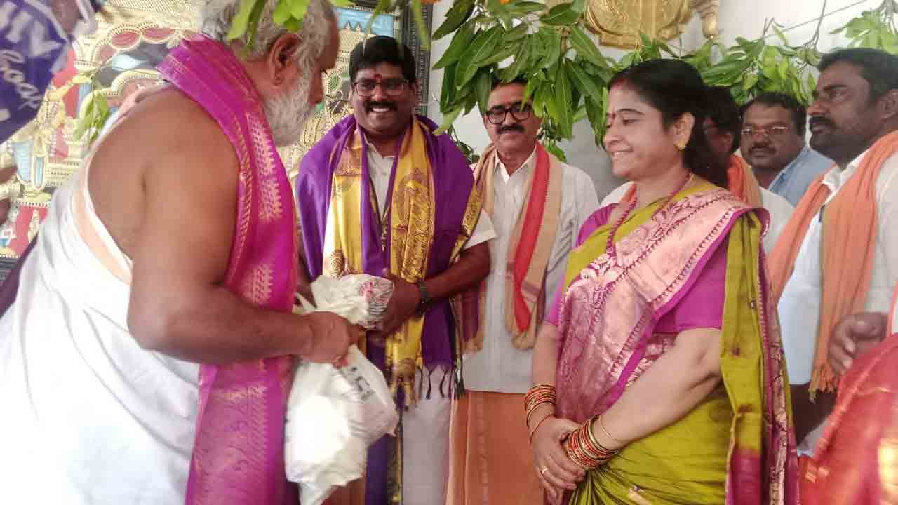 రామయ్యకు స్వర్ణ పుష్పార్చన