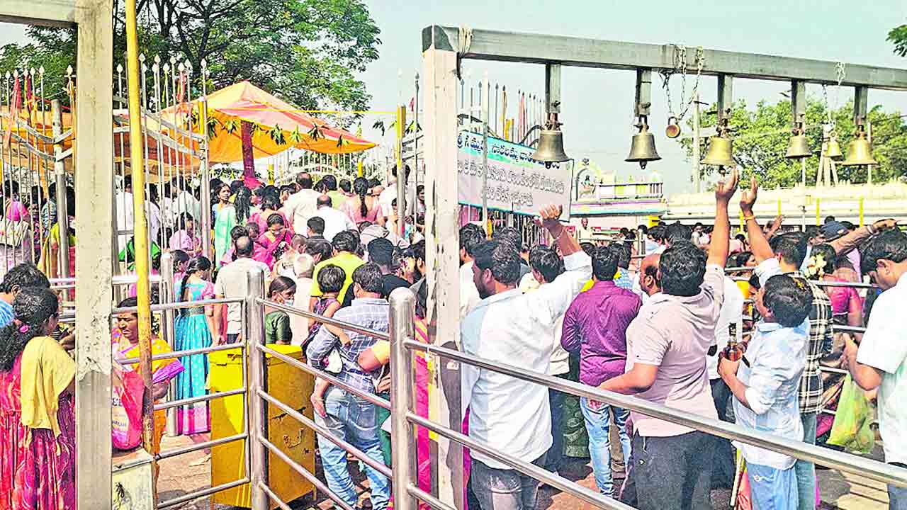 మేడారంలో భక్తుల రద్దీ