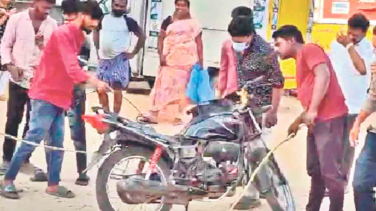 బైకులో పాము