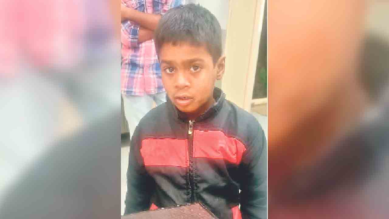 పోలీసుల చెంతకు గుర్తు తెలియని బాలుడు