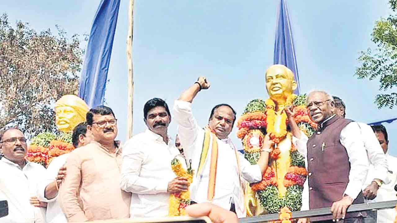 ఫూలే అడుగుజాడల్లో నడవాలి