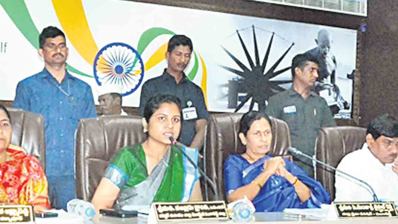 అభివృద్ధి పనులు కొనసాగించాలి