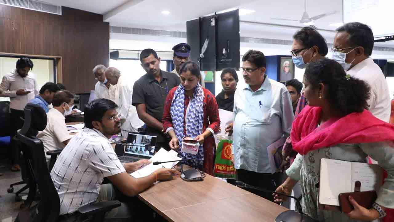 ప్రజా సమస్యలను వెంటనే పరిష్కరించాలి