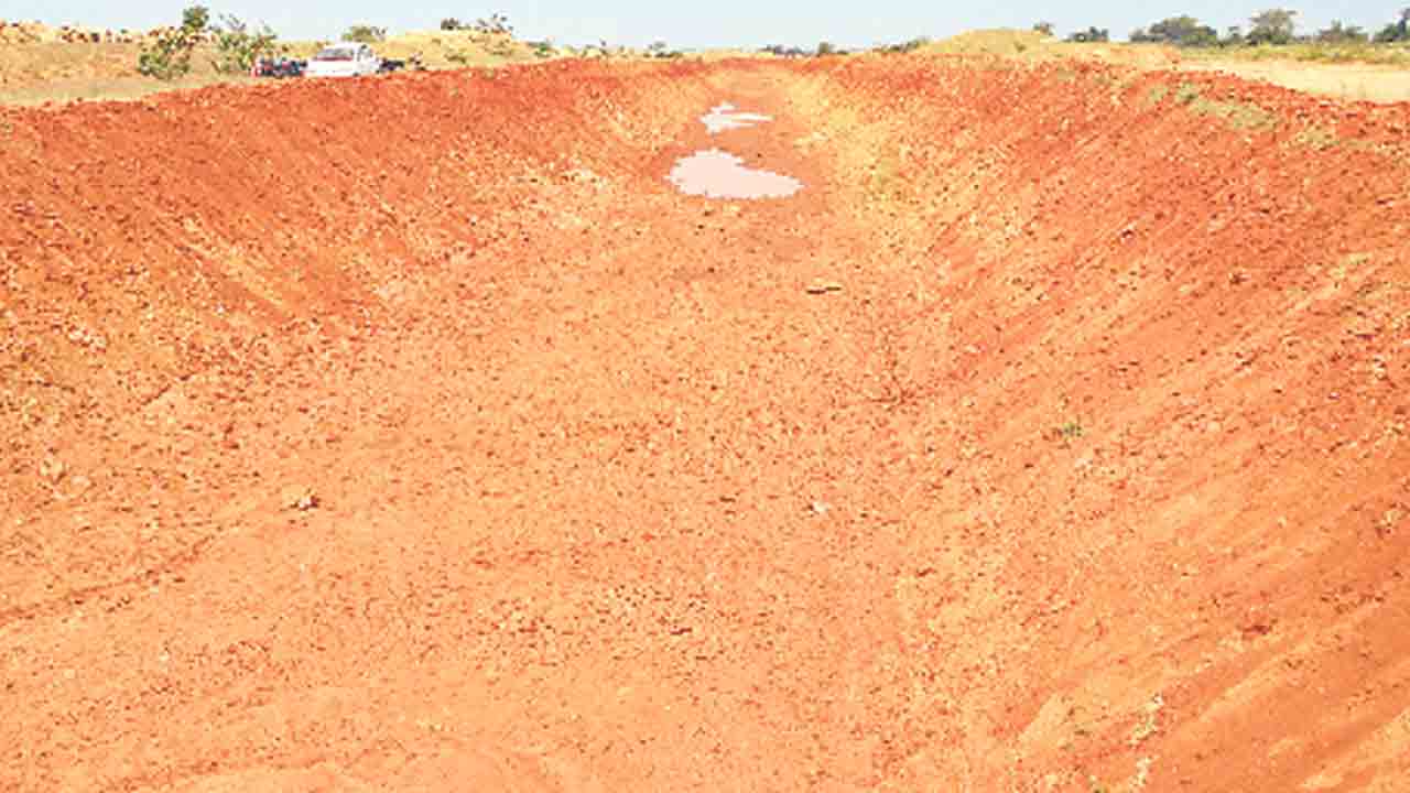 నిలిచిన నీళ్లు.. పనులే తరువాయి..