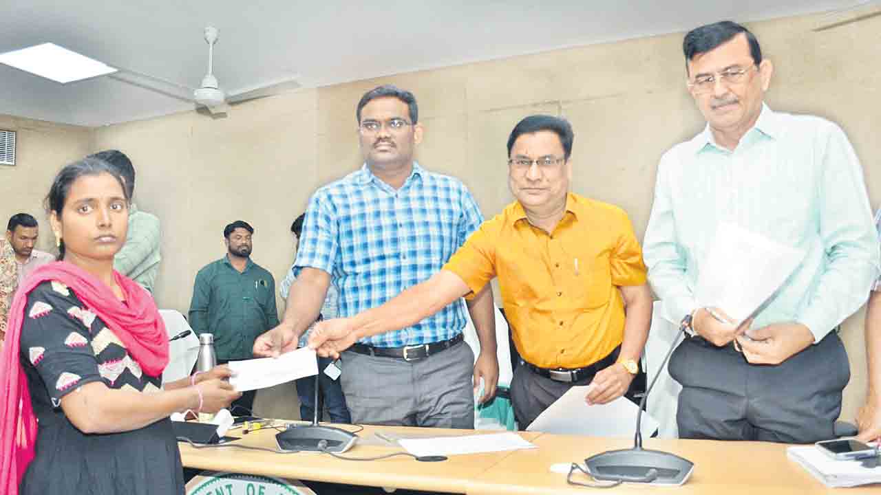 అమరజవాన్‌ కుటుంబానికి ఆర్థికసాయం