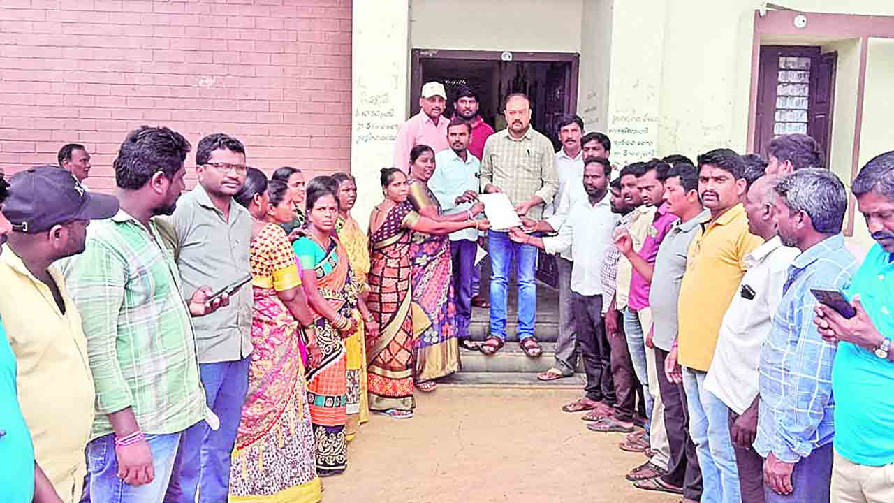 దళితబంధు ఇవ్వాల్సిందే..
