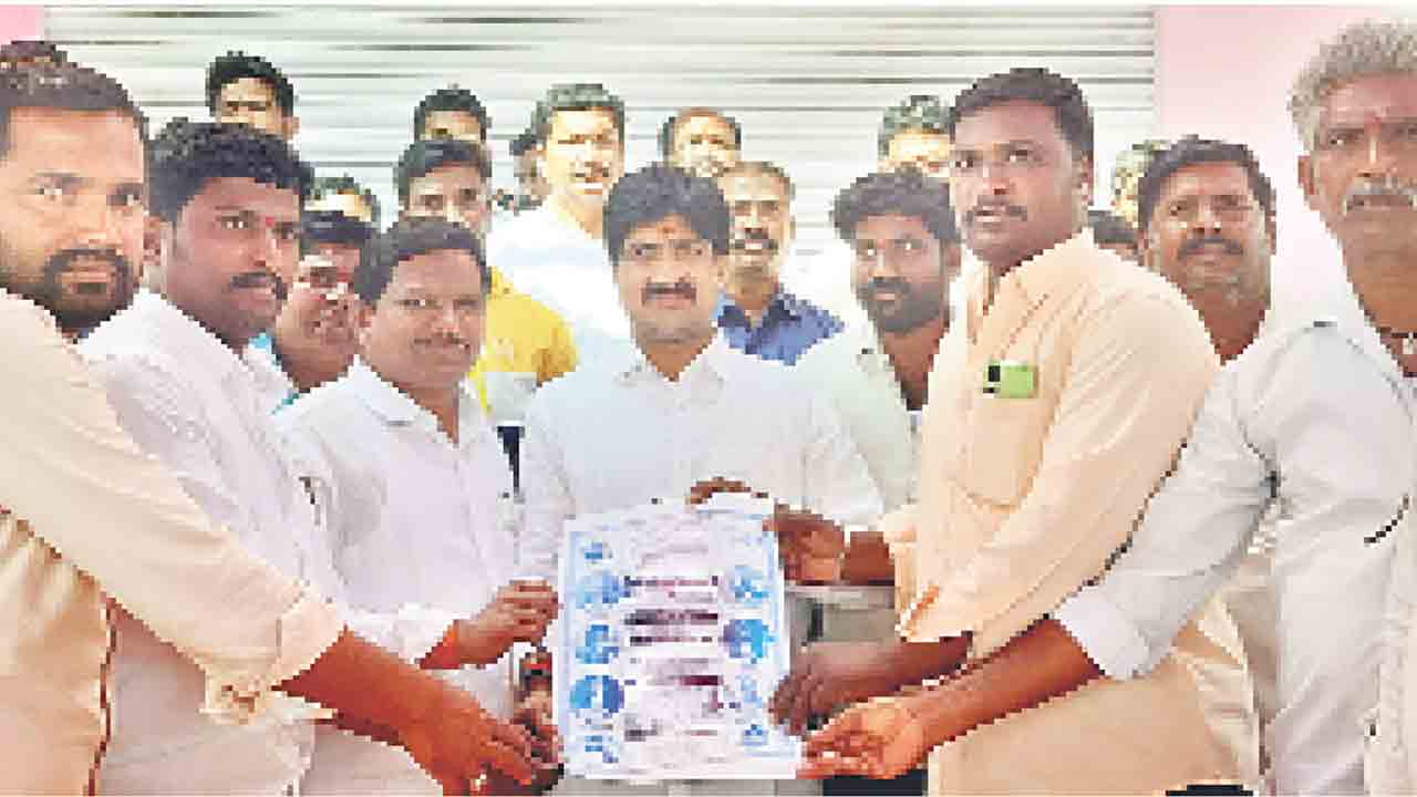 కార్యకర్తలకు అండగా ఉంటాం