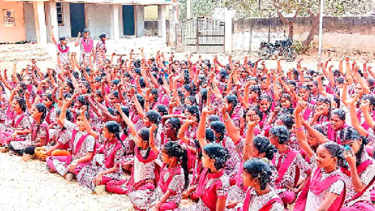 వసతులు కల్పించాలని విద్యార్థుల నిరసన