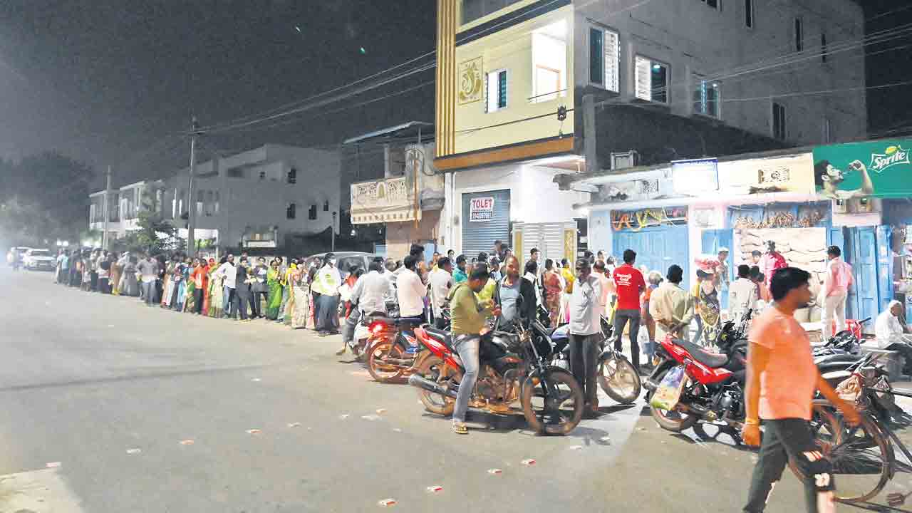 రేషన్‌ కోసం బారులు..