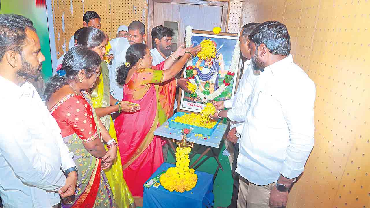 మహనీయుల త్యాగం వెలకట్టలేనిది