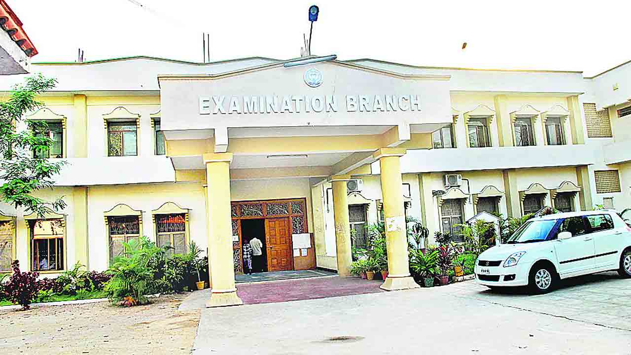 వసూళ్లకు పాల్పడిన ఉద్యోగుల తొలగింపు