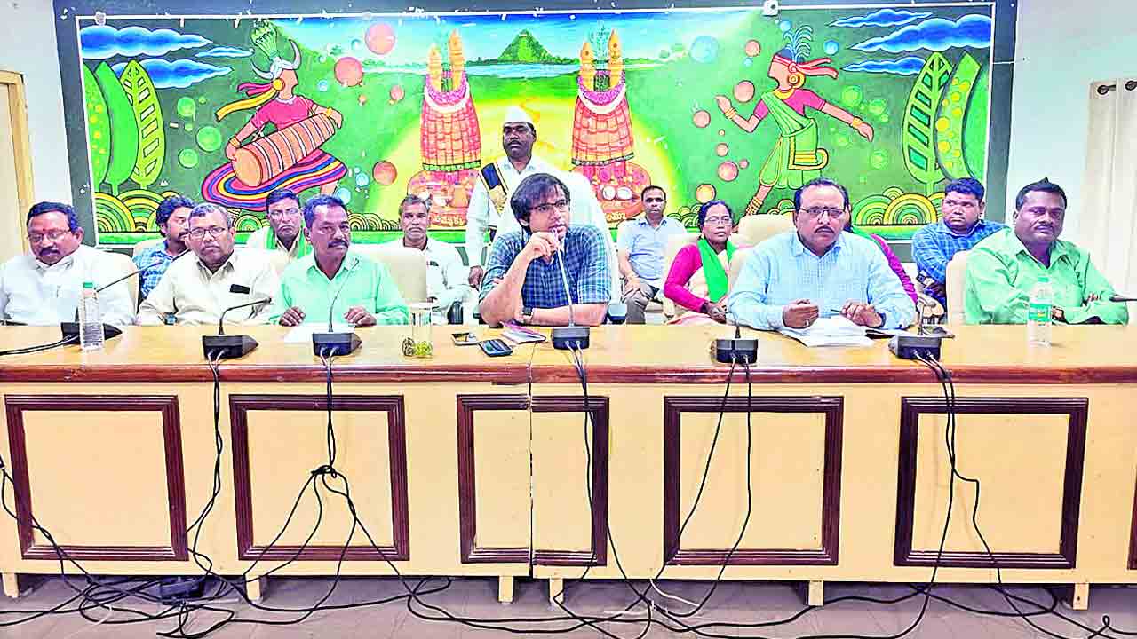 మేడారం పనులు గిరిజనులకే ఇవ్వాలి