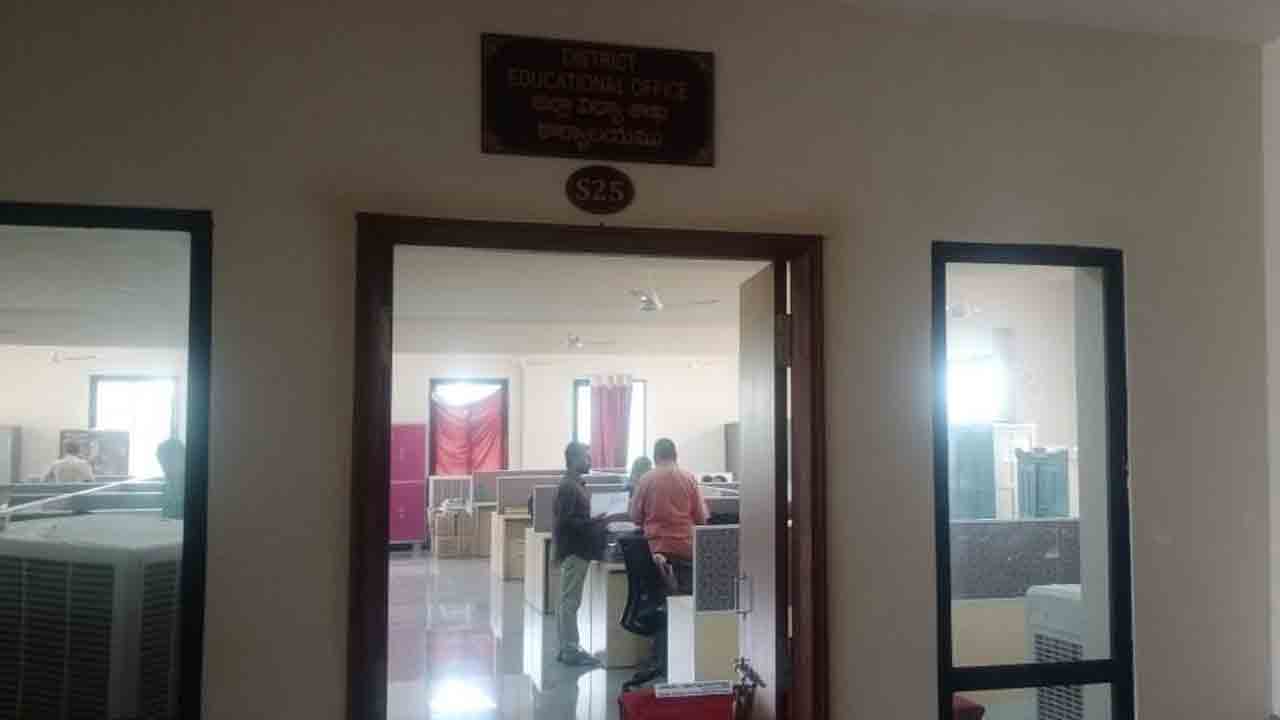 మొండికేస్తున్న టీచర్లు