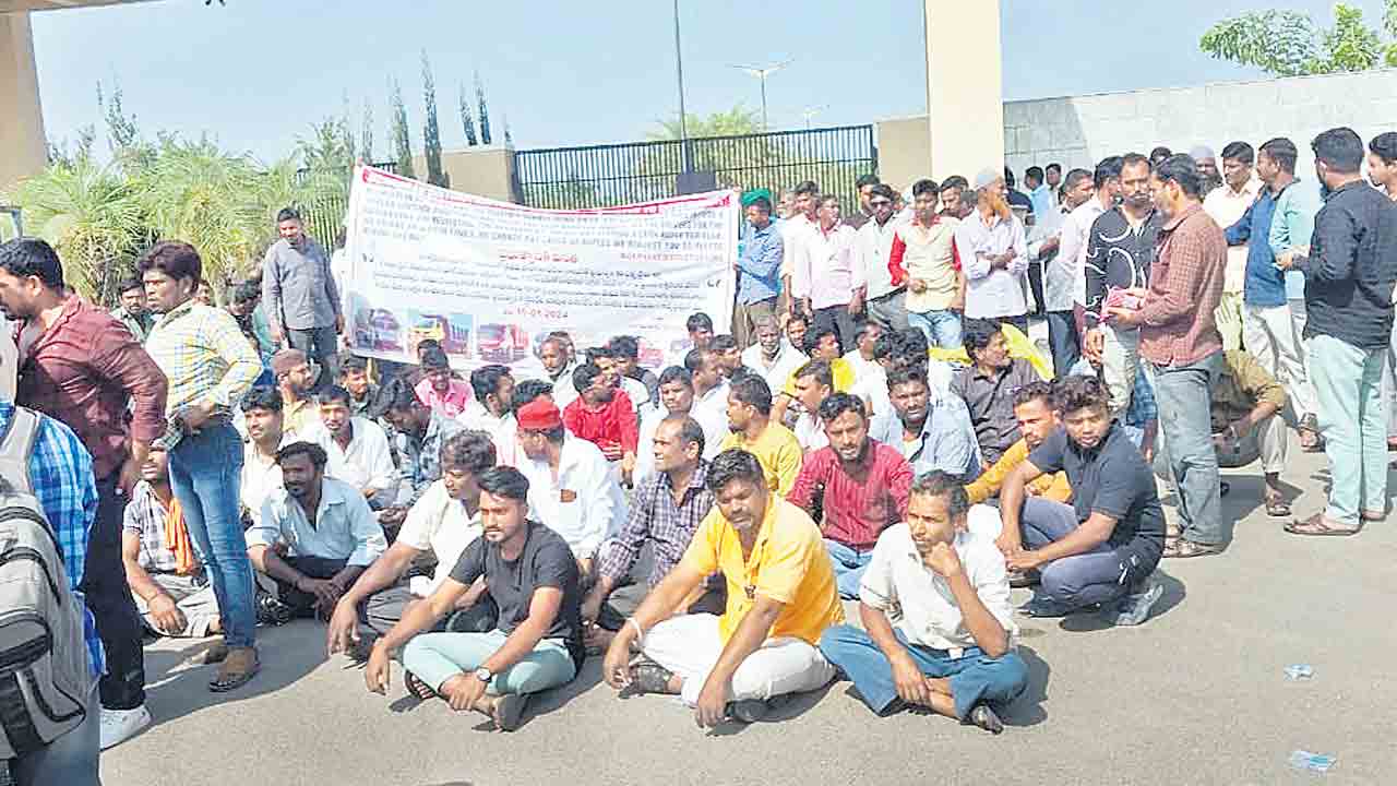 కేంద్రానికి వ్యతిరేకంగా లారీ డ్రైవర్స్‌, క్లీనర్స్‌ ఆందోళన