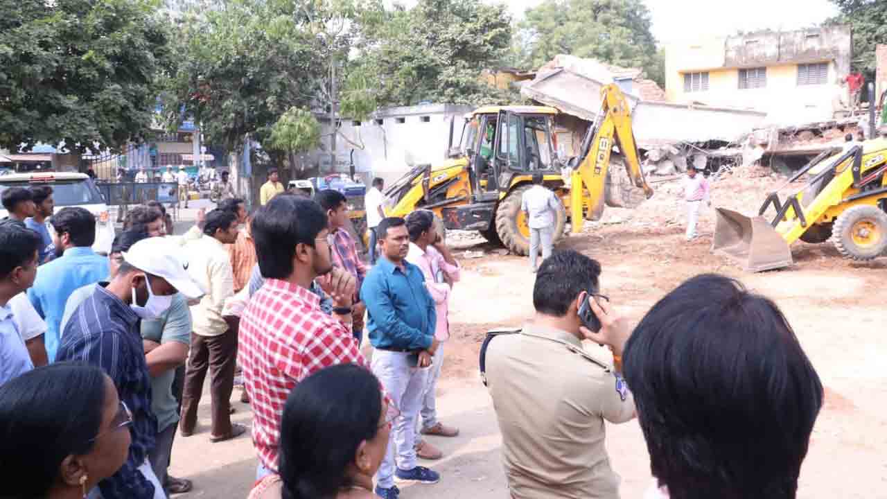 కూలిన జిల్లా గ్రంథాలయ పాత భవనం