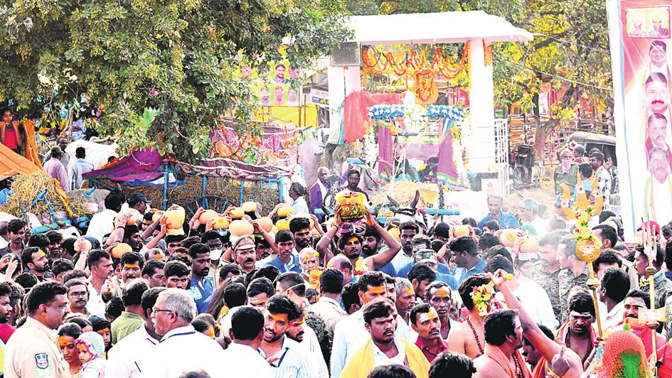 వీరభద్రుడికి కుమ్మరి బోనం