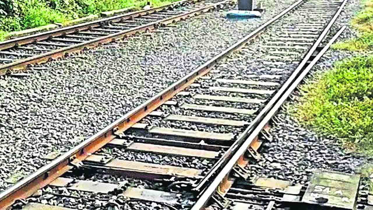 మూడో లైన్‌పై రైళ్ల రవాణాకు గ్రీన్‌ సిగ్నల్‌