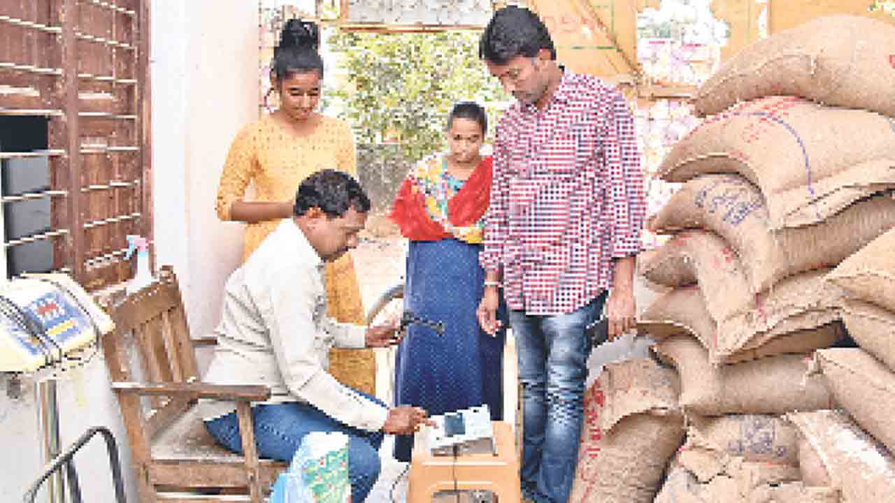 రేషన్‌ దుకాణాల్లో బినామీలకు చెక్‌!