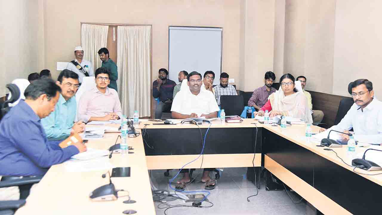 యువ ఓటర్లపై ప్రత్యేక దృష్టి సారించాలి