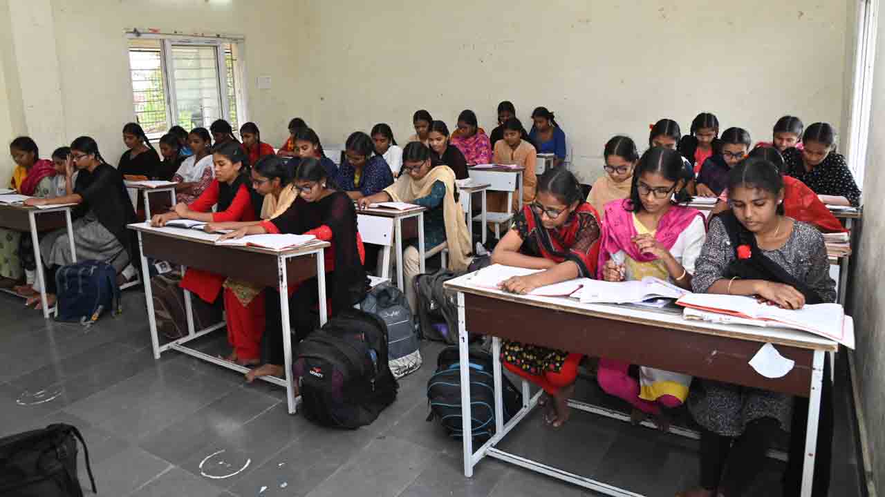 ఆరు సబ్జెక్టులు ఏడు ప్రశ్నాపత్రాలు