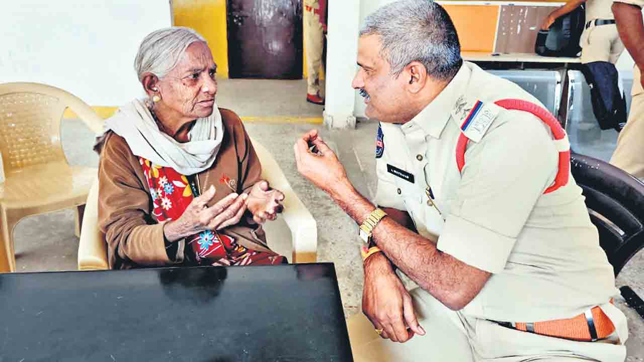 మానవత్వాన్ని చాటుకున్న ఇన్‌స్పెక్టర్‌ సీతయ్య