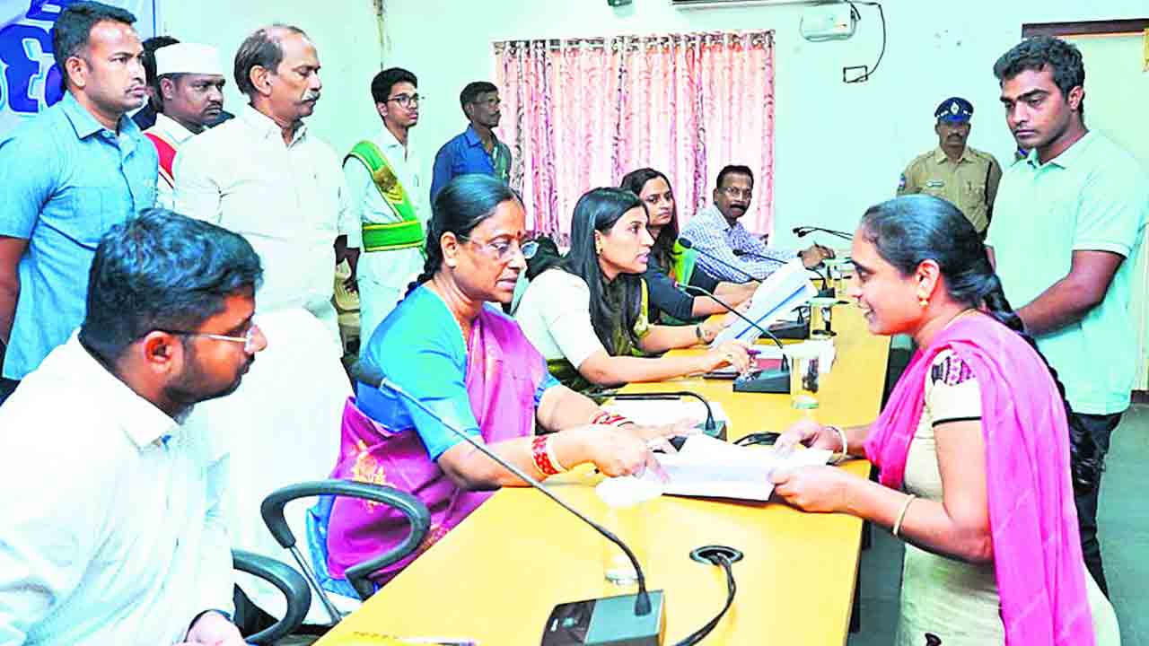 అధికారులు అంకితభావంతో పనిచేయాలి