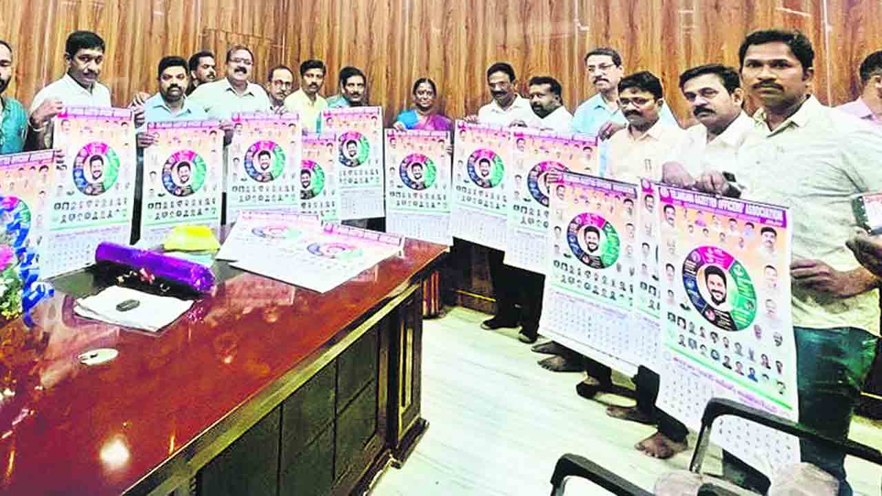 టీజీవోస్‌ క్యాలెండర్‌ ఆవిష్కరించిన మంత్రి సురేఖ