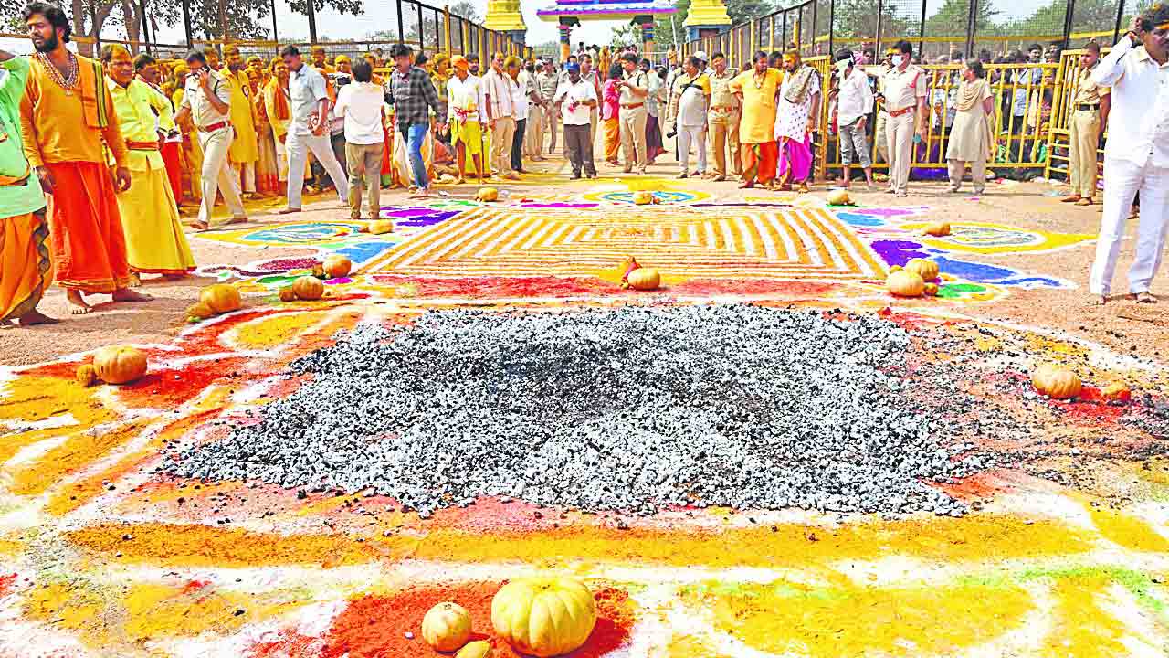 భక్తజనం.. బండారిమయం