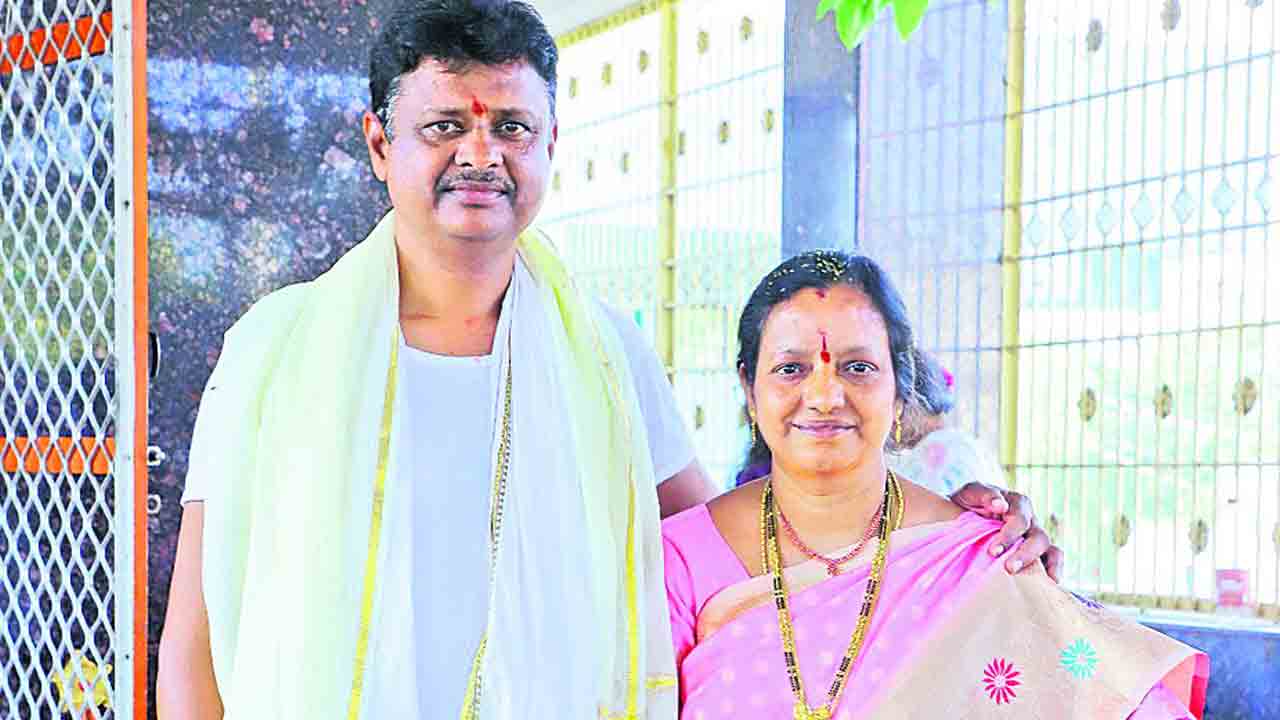 ఢిల్లీలో గణతంత్ర వేడుకలకు జంగాలపల్లి సర్పంచ్‌ దంపతులు