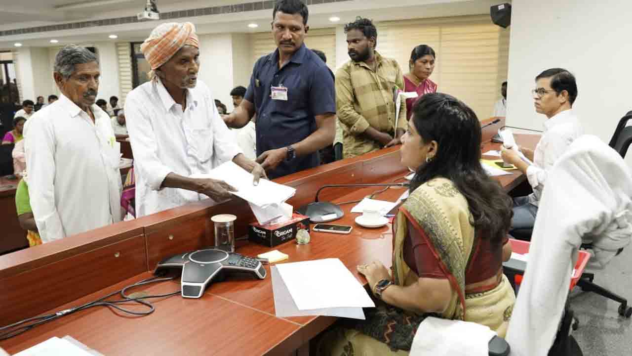 జిల్లా అభివృద్ధికి ప్రణాళికలు రూపొందించాలి