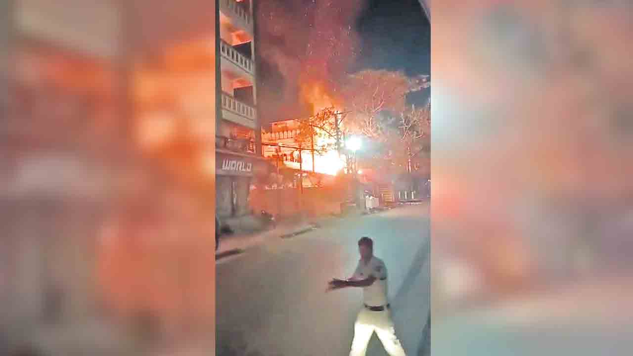 మాదాపూర్‌ పీఎస్‌లో మంటలు