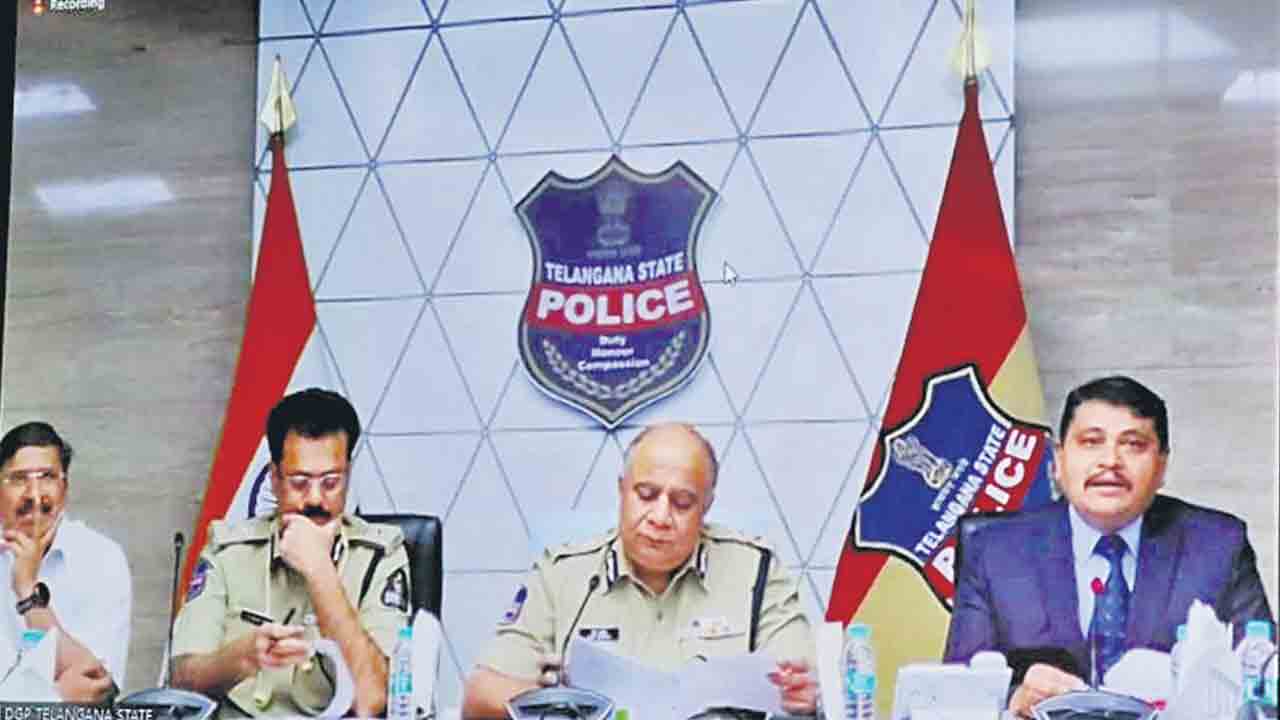 రోడ్డు ప్రమాదాలను నివారించాలి