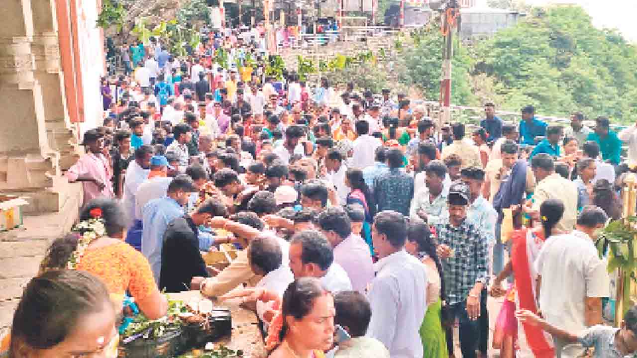 శ్రీశైల ఉత్తర ద్వారంలో భక్తుల రద్దీ