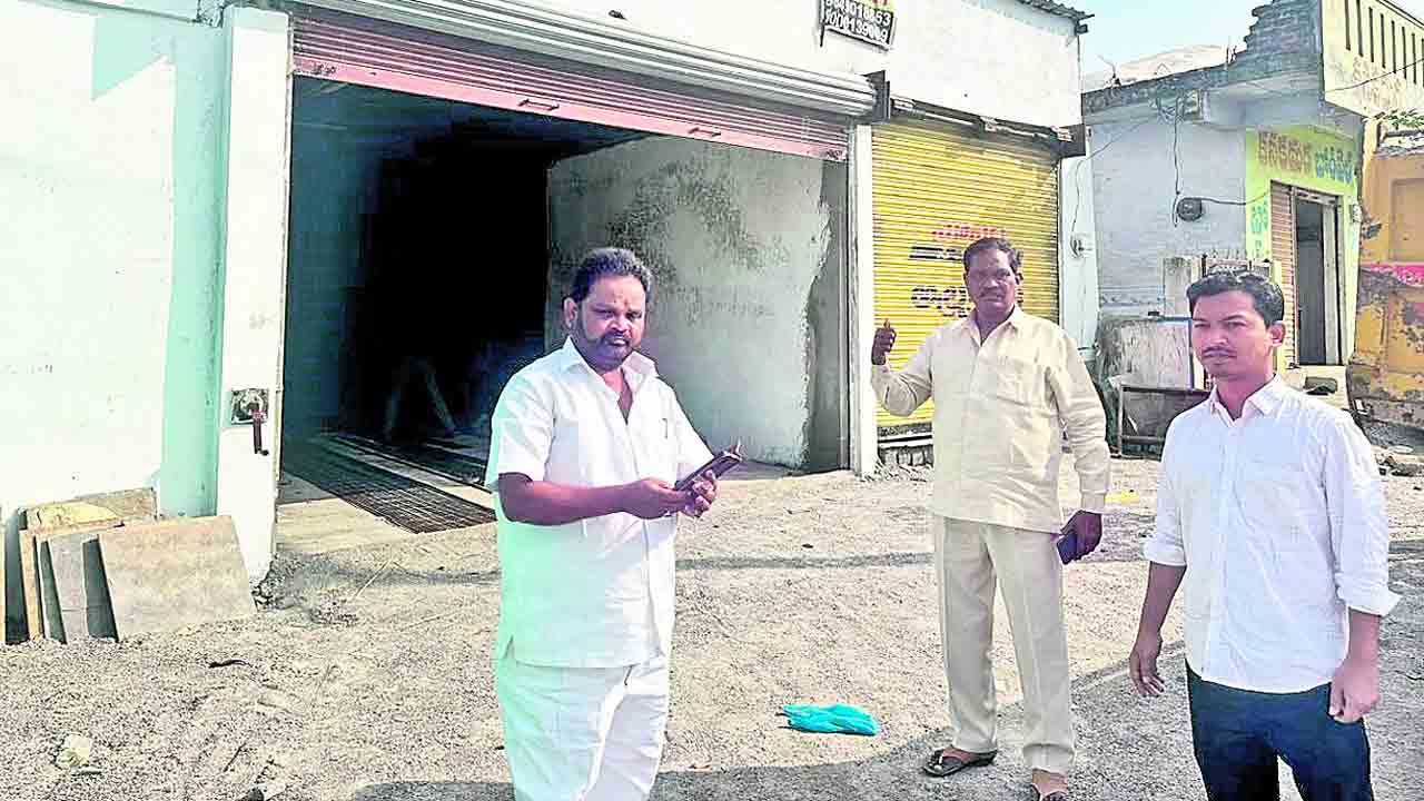 బీఆర్‌ఎస్‌ పార్టీ ఆఫీస్‌ స్థలం ఆక్రమణ