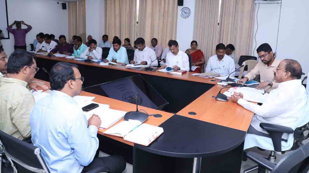 ఖమ్మాన్ని ఆదర్శంగా తీర్చిదిద్దాలి