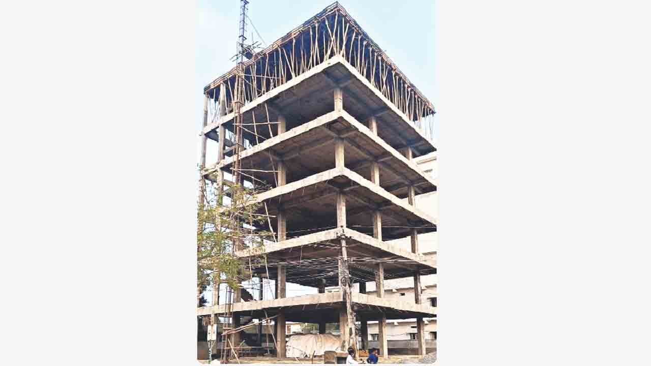 కాంగ్రెస్‌ నేతల అక్రమాలు.. ఆపై ఫిర్యాదులు..