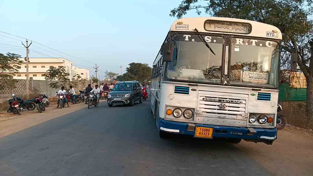 బైక్‌ను ఢీకొన్న ఆర్టీసీ బస్సు