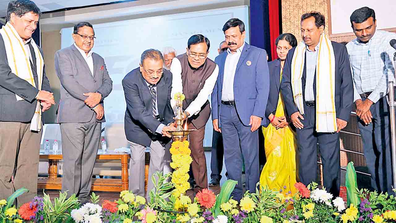 బిజినెస్‌ మేనేజ్‌మెంట్‌కు స్వర్ణోత్సవం