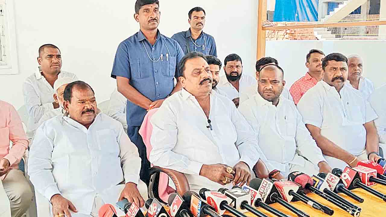 అవిశ్వాసాన్ని వీడి అభివృద్ధిపై దృష్టి పెట్టండి