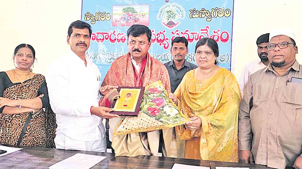 రెవెన్యూ అధికారులు ప్రభుత్వ భూములు గుర్తించాలి