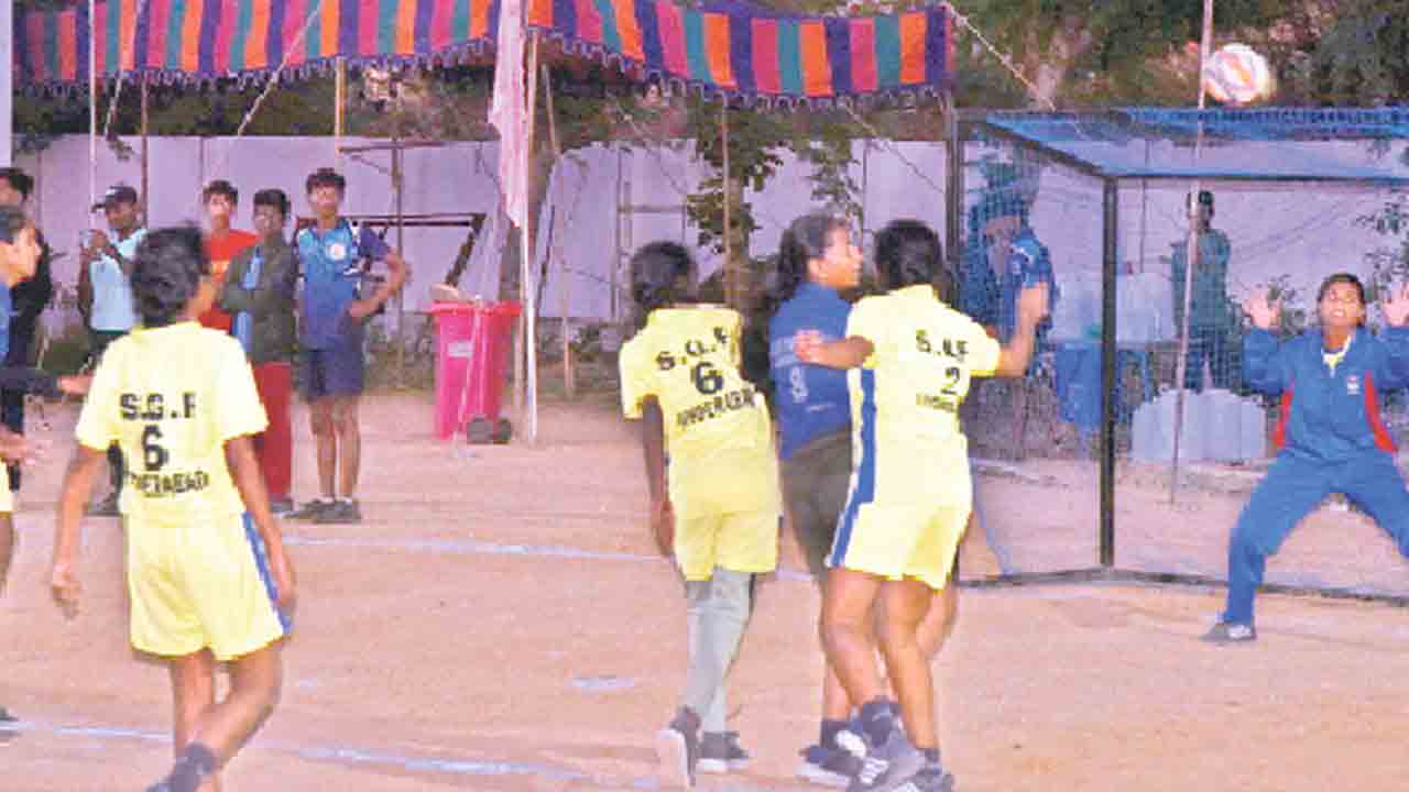 హోరాహోరీగా..